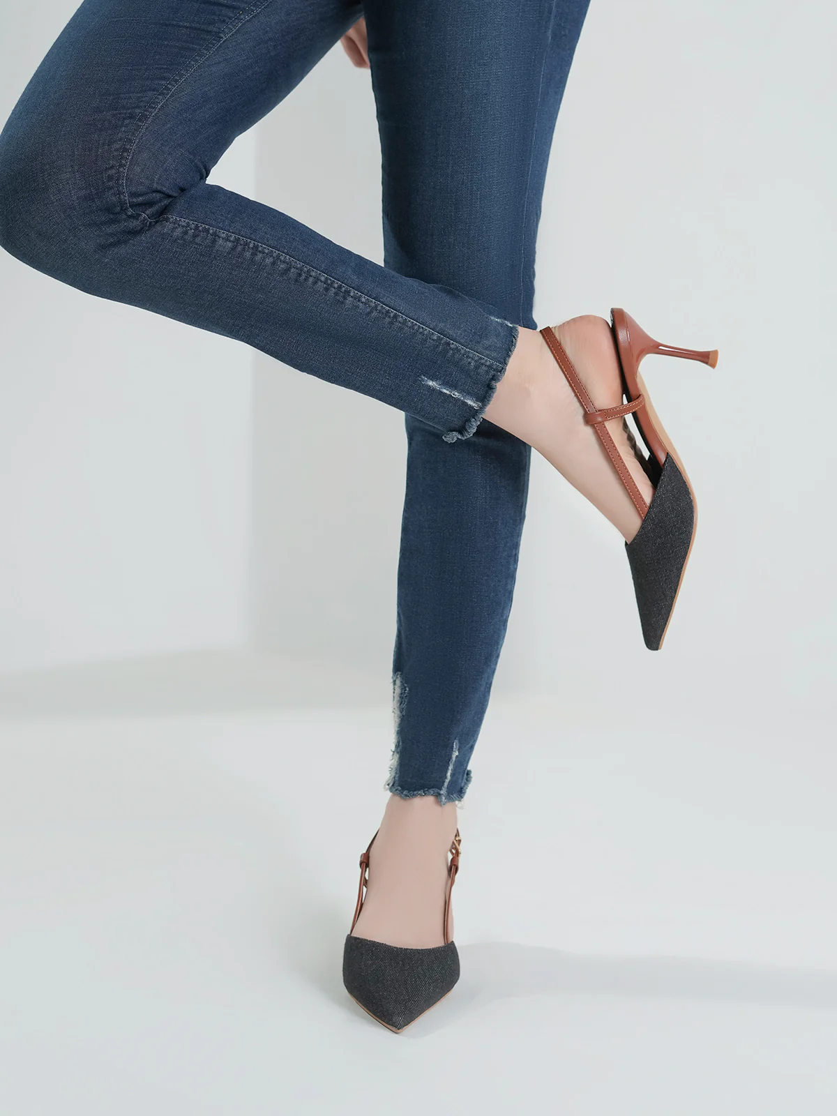 Women "CHERISH" Pointed Toe Design Sandals - Image 3
