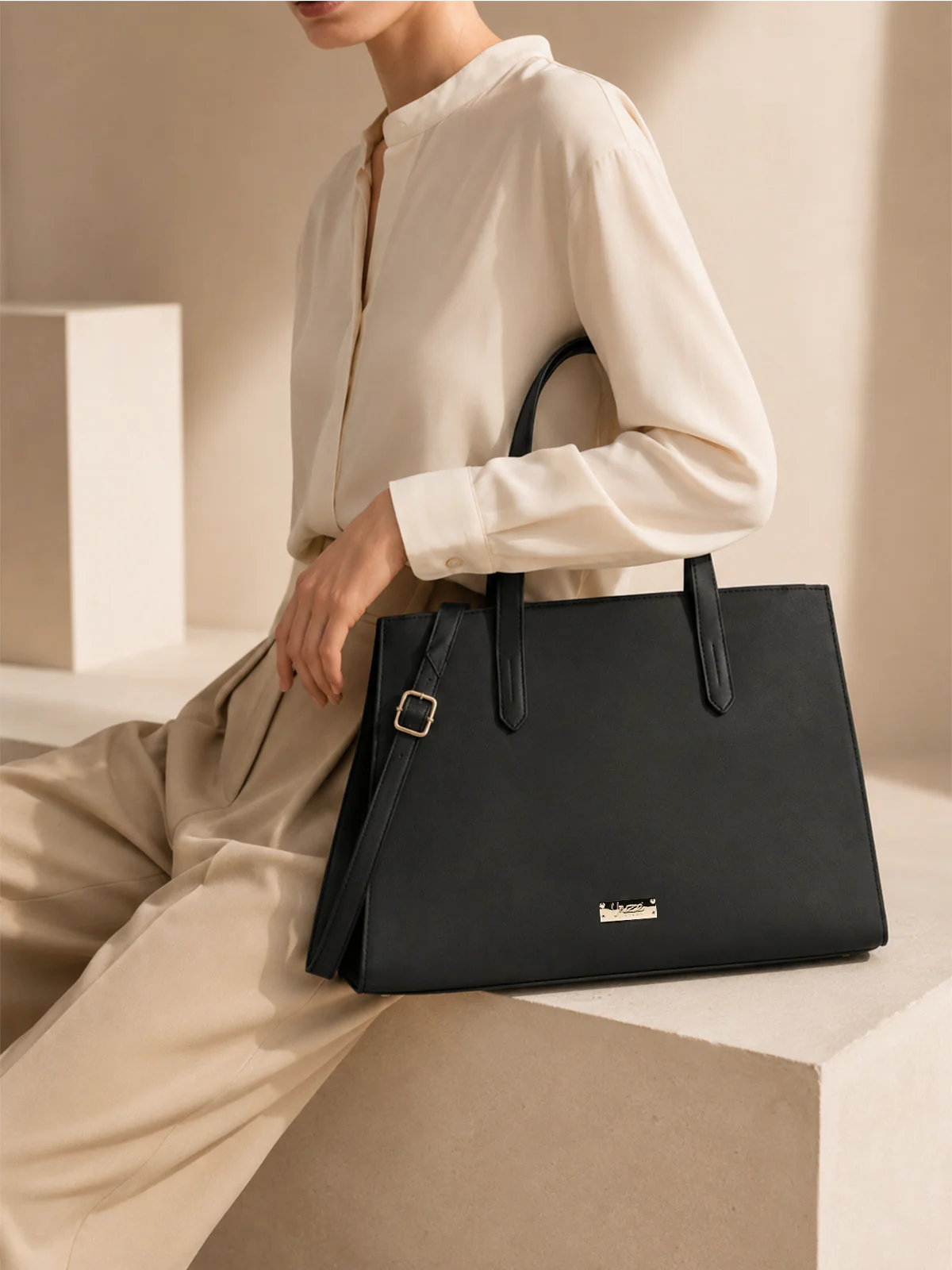 Women "QUINN" Adjustable Shoulder Bags