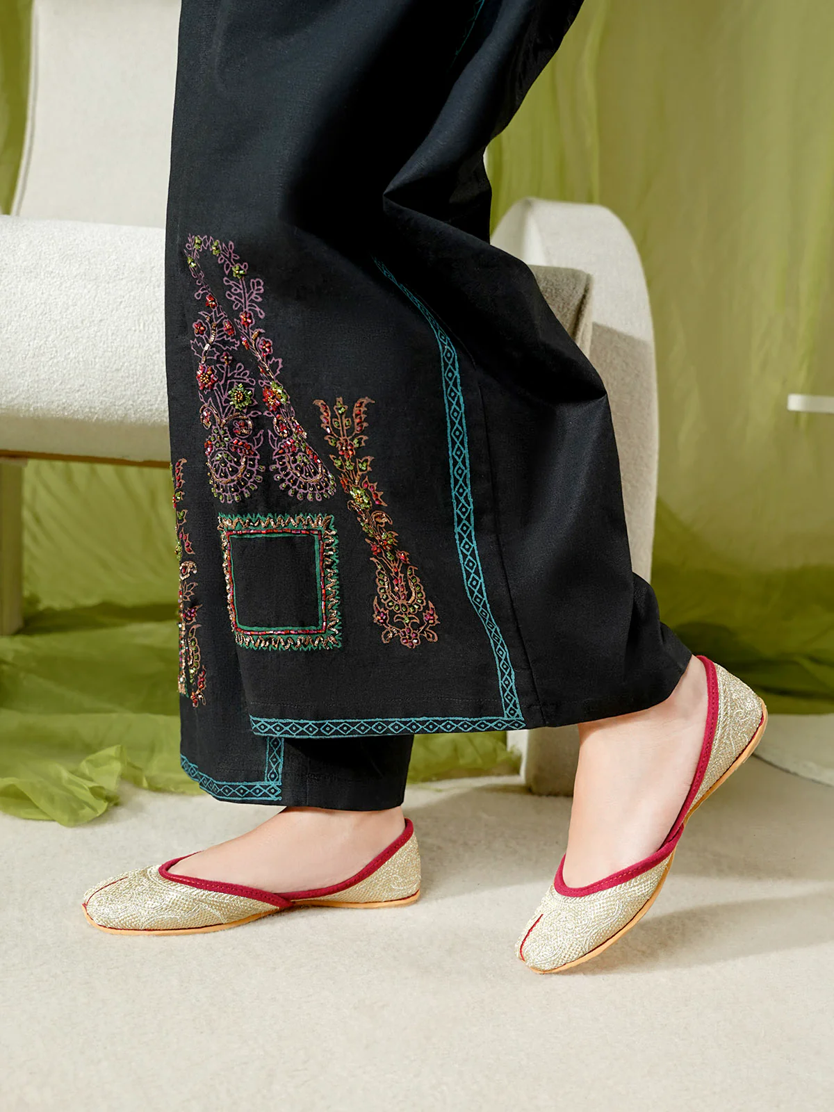 Women "RAINER" Traditional Tilla Khussa
