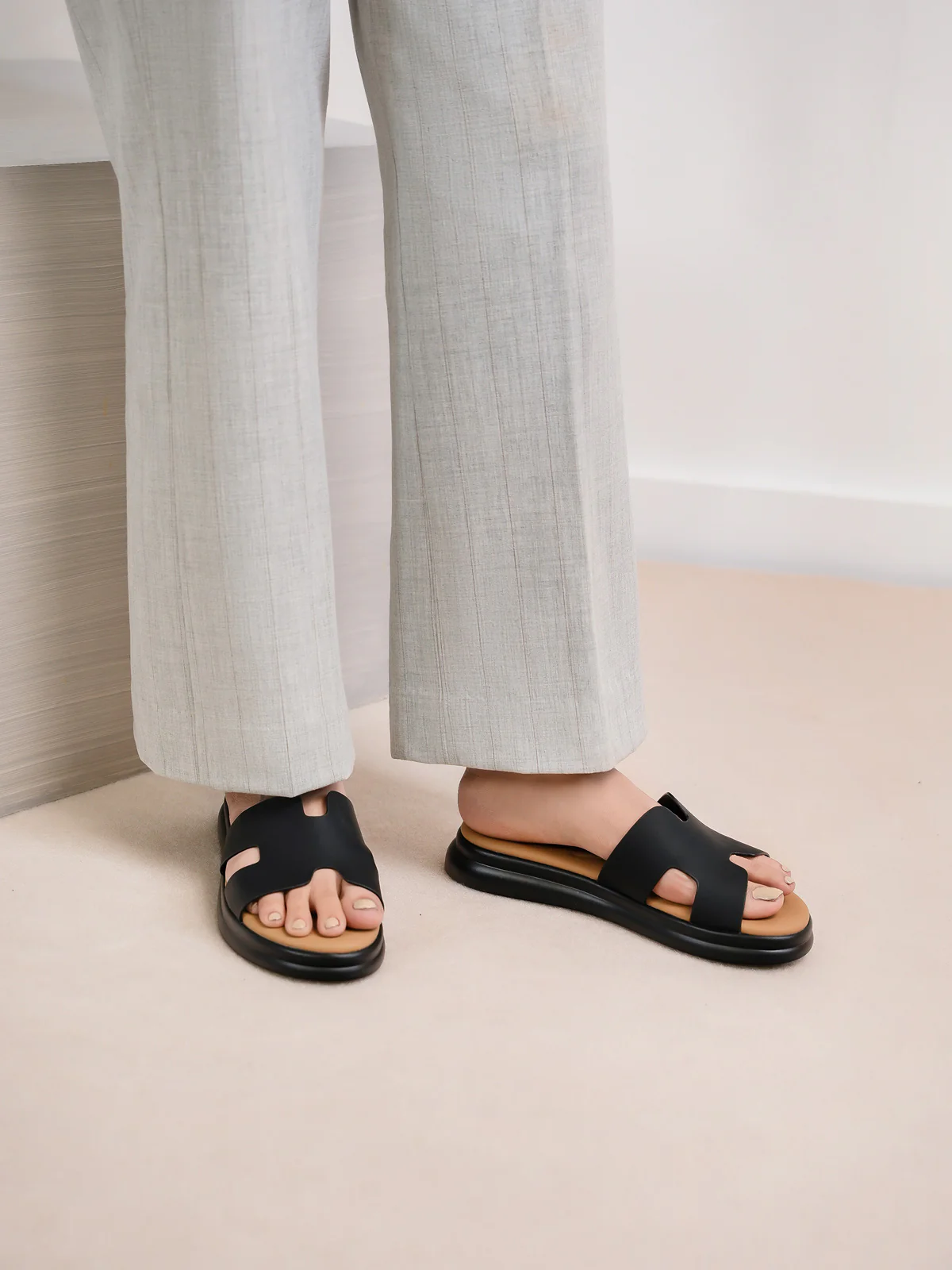 Womens "HUANA" Comfy Padded Slippers - Image 3