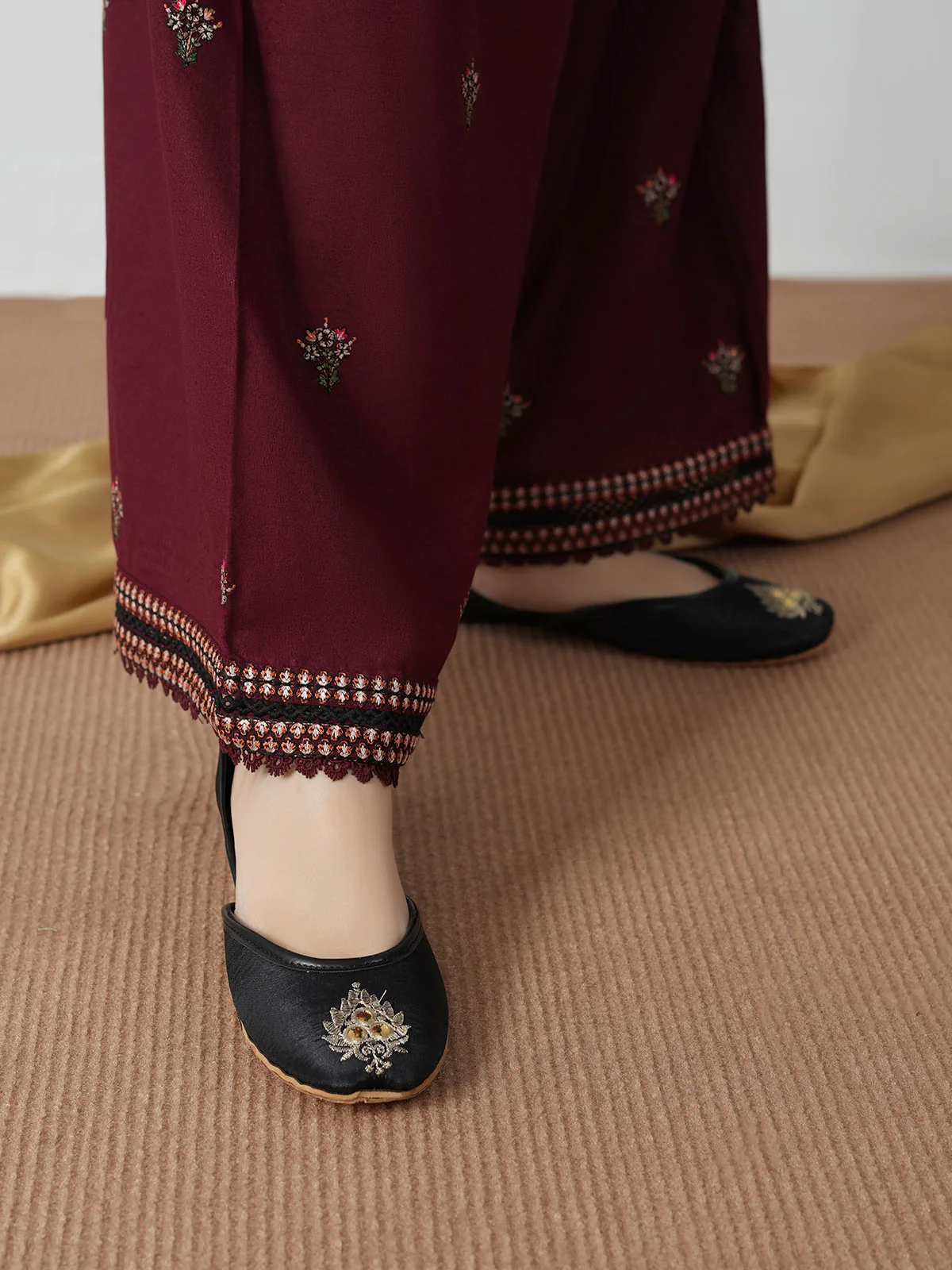 Women's "NAaVRAANI" Embroidered Khussa - Image 3